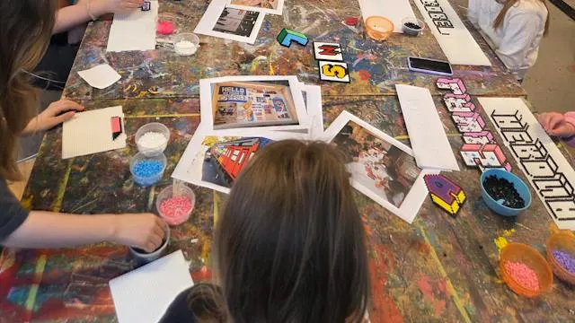 Perlegraffitiworkshop med street art-duoen OEPS Crew