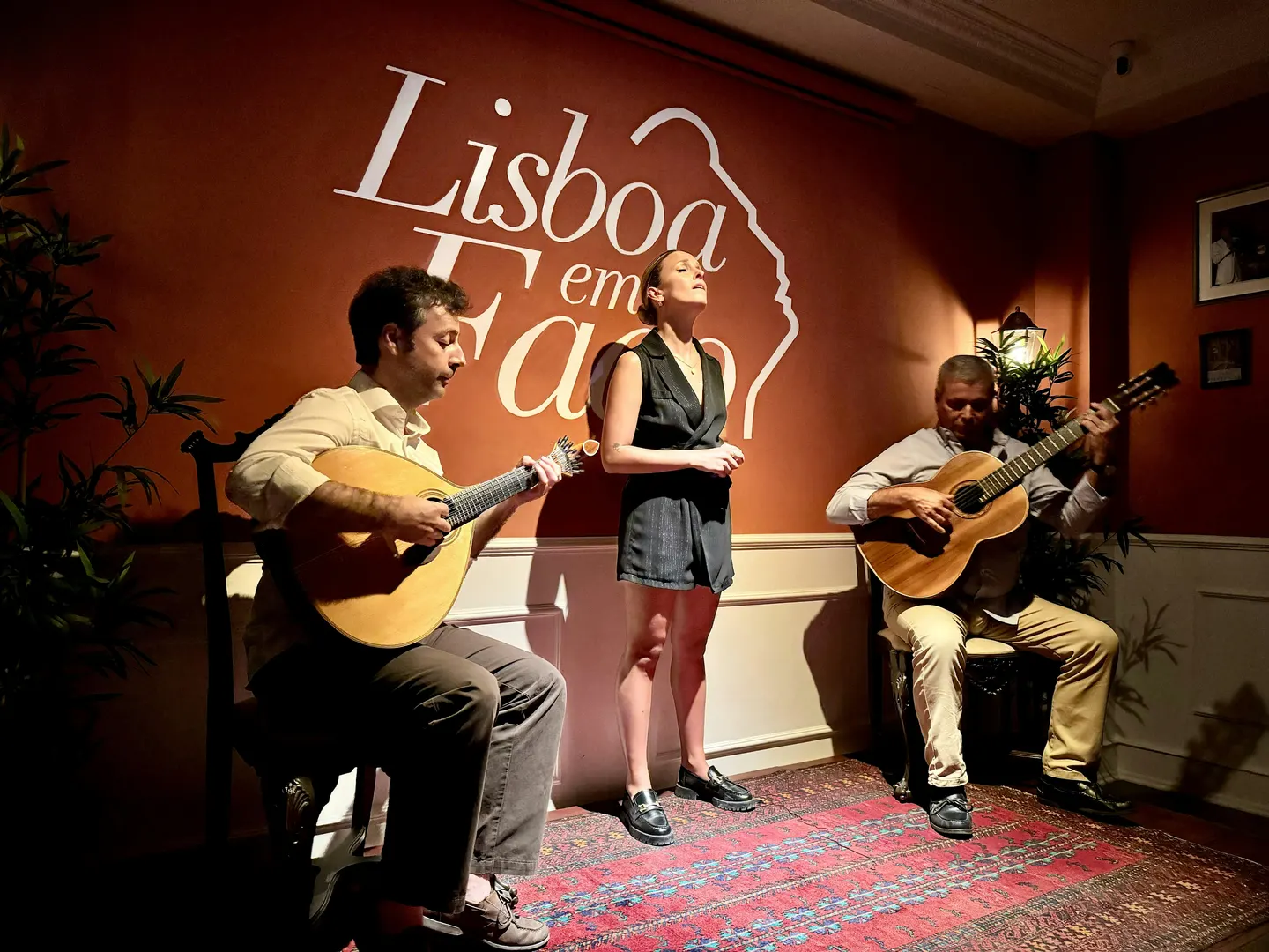 Lisboa em Fado - Intimate Live Fado Music Show with Port wine in Lisbon