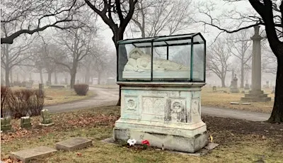 Rosehill Cemetery Tour with author Adam Selzer