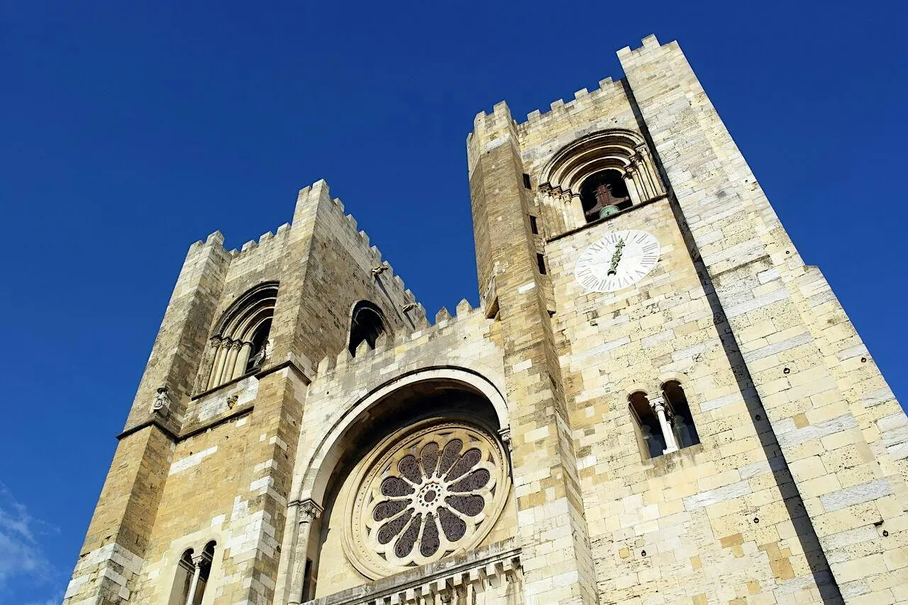 Lisbon Walking Tour: Alfama, Old City Walls & Viewpoints
