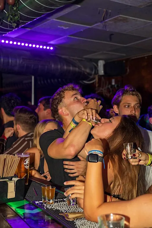 Nice Yellow Pub Crawl – Social Bars, Games & New Friends