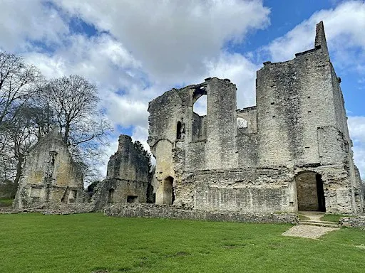 Learn Foraging at "the ruins" in stunning Minster Lovell inc. foraged lunch