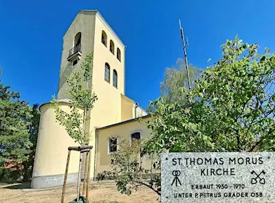 Die Thomas Morus Kirche am Schafberg und das Kloster Königin der Apostel