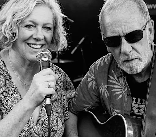 Athenrye Acoustic Duo Play Burrough on the Hill