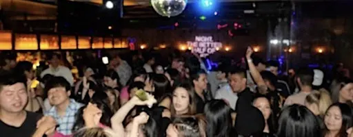 Fiesta de K-pop y «random play dance» gratuitos (después del concierto)