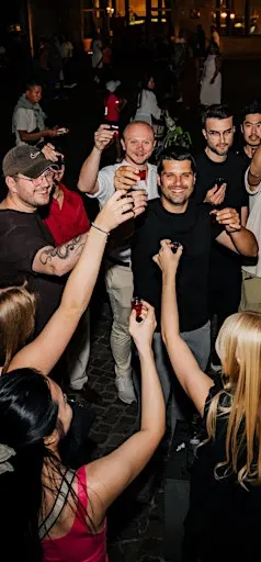 Düsseldorf Social Night Out – Nightlife Tour, 3 Bars, Shots und Clubeintritt inklusive