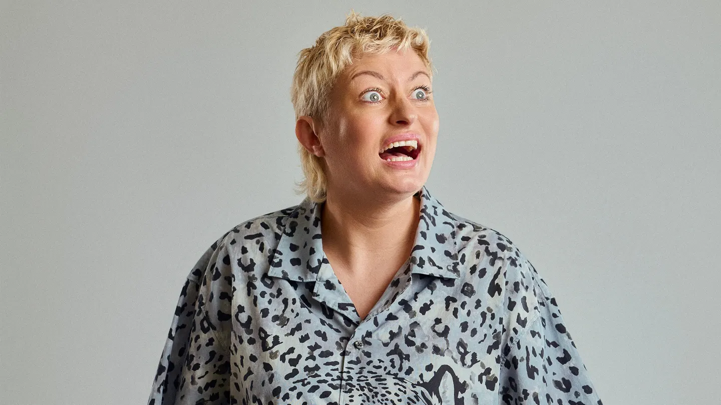 Harriet Dyer: Easily Distra...
