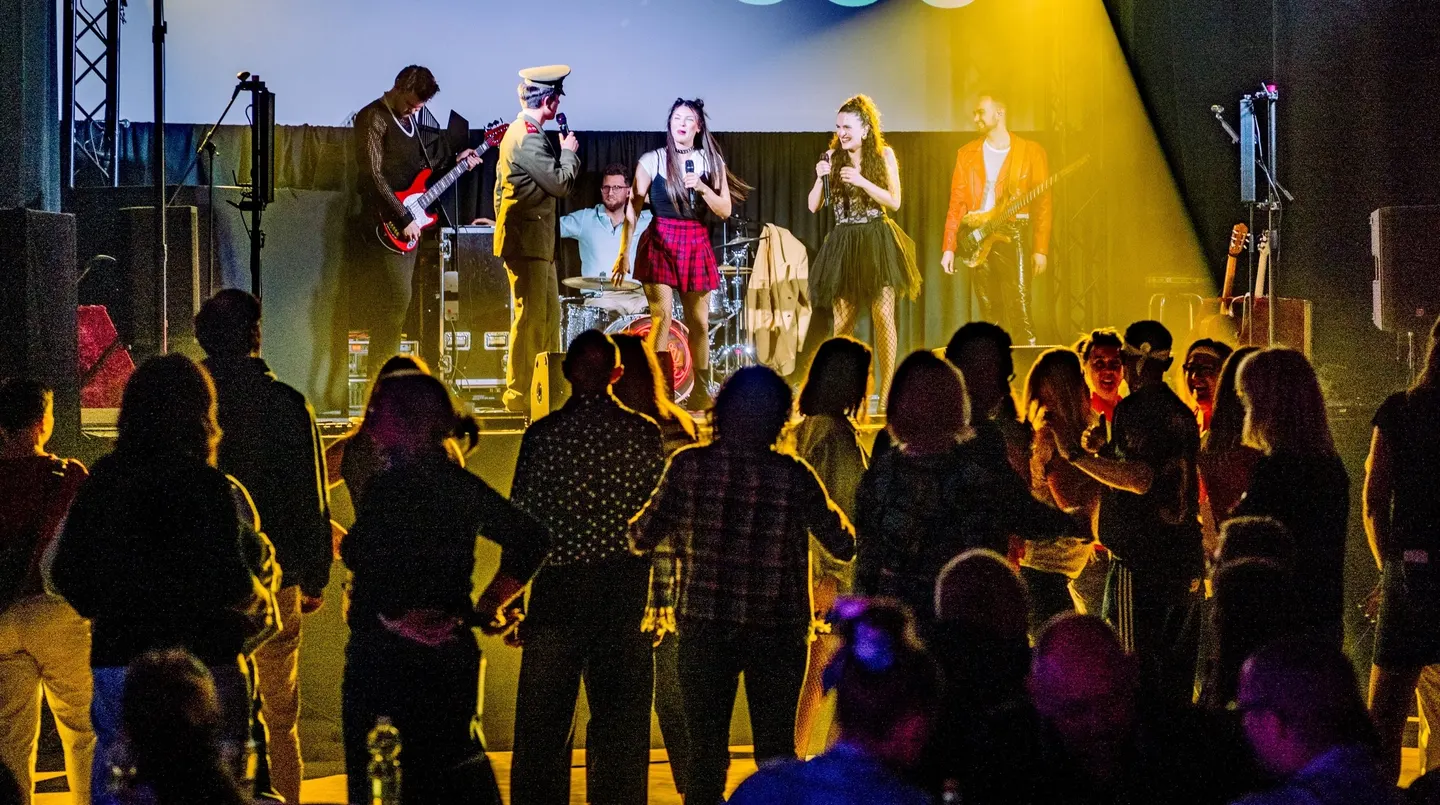 THE 80s & 90s HITS SHOW