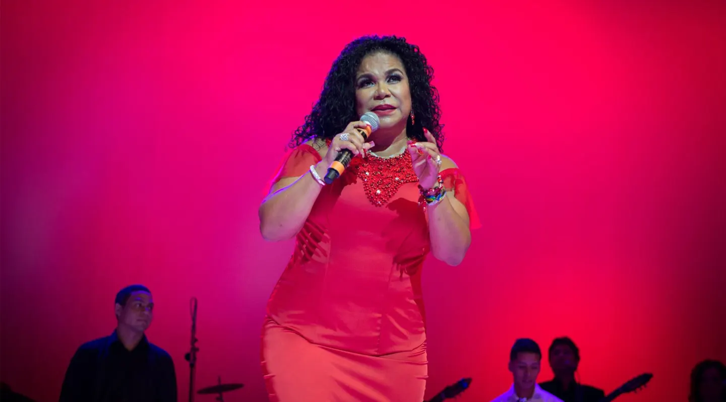 Con Guitarra y Cajón: Eva Ayllón