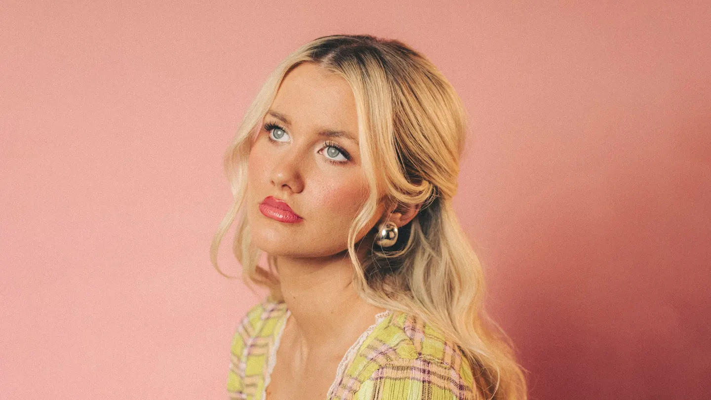Elizabeth Nichols: I Don't Kiss & Tell, I Kiss & Tour