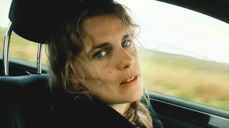 17/3 MARIKA HACKMAN | DEBASER STRAND