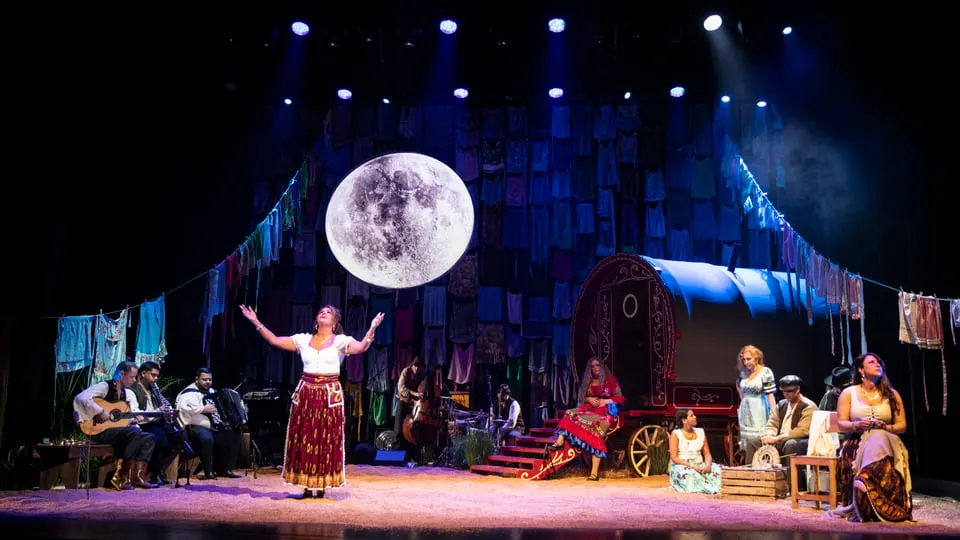 Azvá – Månens tårar med Arthem – Romska Teatern