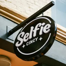 Selfie Cincy | Interactive Selfie Museum Experience