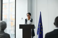 sinthujan varatharajah: „wo zeit stehen bleibt“ im Gespräch mit Mithu Sanyal Lesung