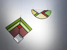 Atelier - Geometrische raamhanger in facetglas met Sofie Janssen