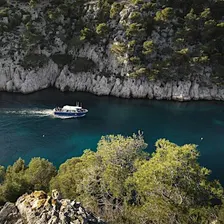 Balade en bateau : découverte des Calanques avec un écogarde