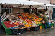 Reconnect with Venice: Local Markets, Upcycling & Community