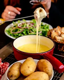 SOIRÉE RACLETTE & FONDUE CHEZ LES FONDUS DE LA RACLETTE by ENJOY! Paris