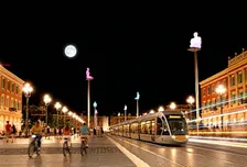 Marcher la nuit, lire autrement la ville