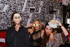 Porto: Halloween Pub Crawl 4 bars + 1 club, Scary Games & 7 Drinks
