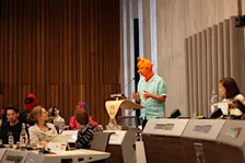 De Klerenpartij neemt de raadzaal van Eindhoven over tijdens DDW