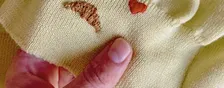 Upcycling: Kleidung durch Stickereien reparieren