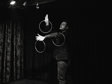 Barcelona: Cócteles y Magia en una Sala Secreta