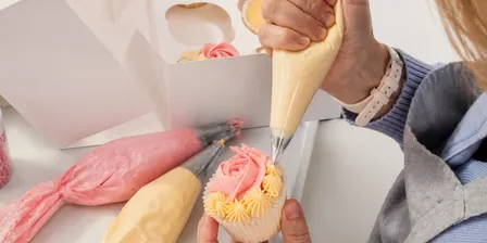 Cocktails 'n Cupcake Decorating with Belle Torte!