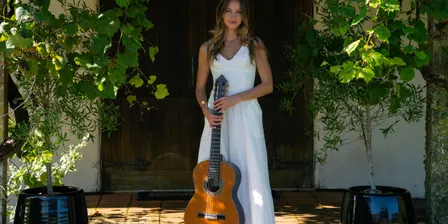 Lora Kurusa in Concert