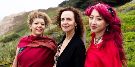 Garotas da Lua at the Mazza Castle