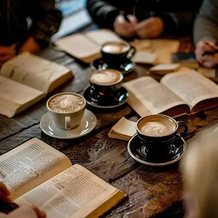 📖Offline Women Read in Café