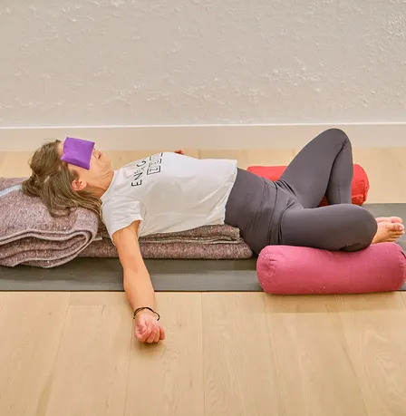 Yoga Restaurativo con Mantras Reiki