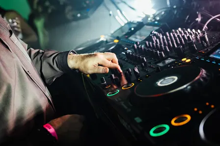 20/11 CRANK IT! | Debaser Klubben