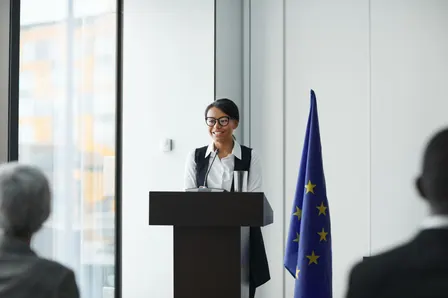 sinthujan varatharajah: „wo zeit stehen bleibt“ im Gespräch mit Mithu Sanyal Lesung