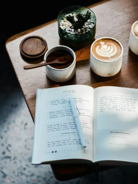 📝Offline Women Journal in Café