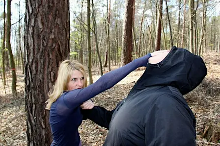 Selbstverteidigung f. Frauen - 4 Stunden Krav Maga Workshop - Basics