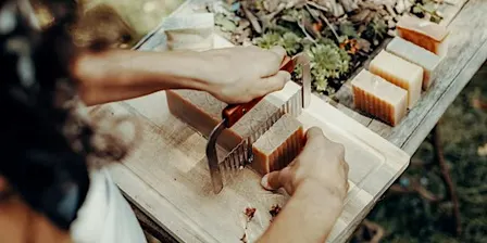 Atelier de Savon Infusé – L’Art du Soin Naturel Chez Jenni Tea