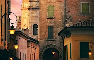 La Reggio del "Popol Giost" tra Storie e Curiosità