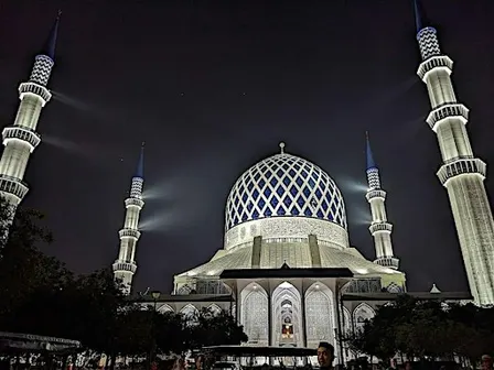 ブルーモスクのナイトツアーマレーシア(MOSQUE TOURS AT THE BIGGEST MOSQUE IN MALAYSIA )