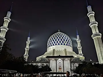 MOSQUE TOURS AT THE BIGGEST MOSQUE IN MALAYSIA (ブルーモスクのナイトツアーマレーシア)