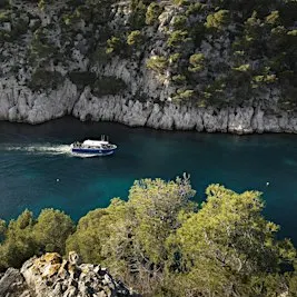 Balade en bateau : découverte des Calanques avec un écogarde