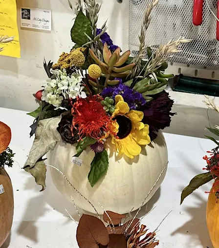 Petite Pumpkin Centerpieces: Fall Floral Design