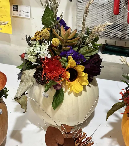 Petite Pumpkin Centerpieces: Fall Floral Design
