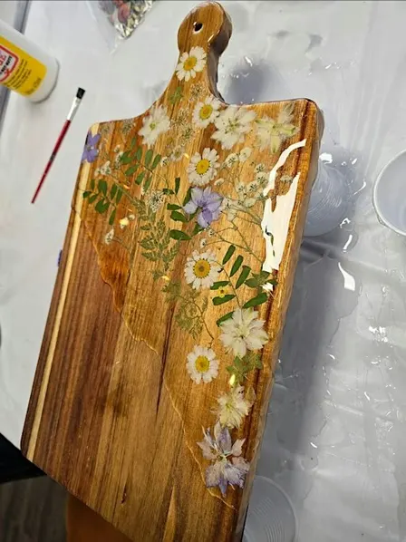 Pressed flower resin Class at the Bloomin Cottage