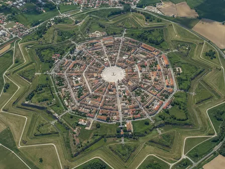 Palmanova, la Fortezza a Stella: il Mistero e l’Enigma Geometrico della Ser