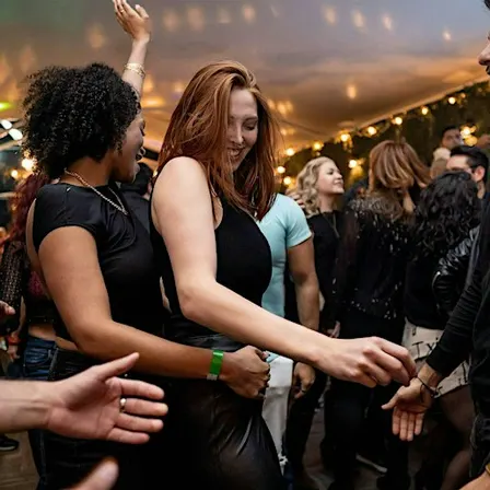 Salsa & Bachata: Tanzen für mehr Selbstbewusstsein und Wohlbefinden