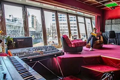 tipBerlin Synthie Lounge mit Fuffifufzich