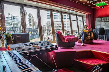 tipBerlin Synthie Lounge mit Fatoni