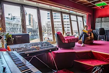 tipBerlin Synthie Lounge mit Fatoni