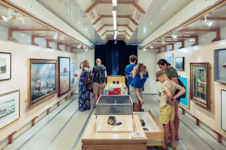 Art Explora Mobile Museum workshop with artist Simon Bayliss